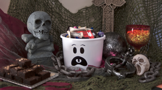 Sterilite-Pail-HalloweenBuffet