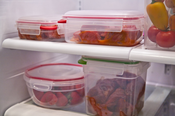 Sterilite-UltraLatch-Fridge-Marinate1